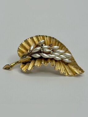 Vintage Gold Tone Ruffled Leaf Brooch Large Faux Pearl Rhinestone Cluster Pin 3”